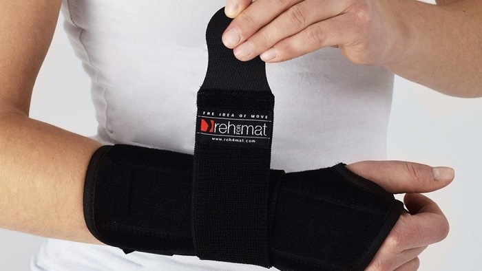 استفاده از بریس یرای درمان دررفتگی مچ دست